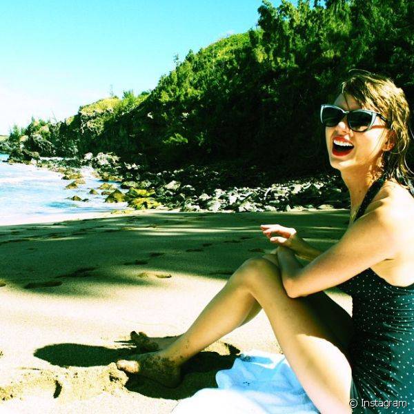 A cantora Taylor Swift n?o abre m?o dos batons vermelhos nem mesmo nos dias de praia